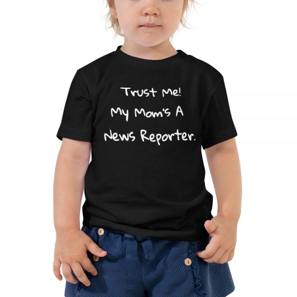 trust me my mom's a news reporter black toddler tee